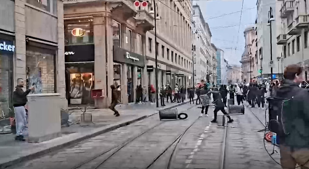 milano guerriglia in centro saccheggiato un carrefour vetrine infrante dehors devastati agenti al duomo da Ilmessaggero.it milano guerriglia in centro saccheggiato un carrefour vetrine infrante dehors devastati agenti al duomo