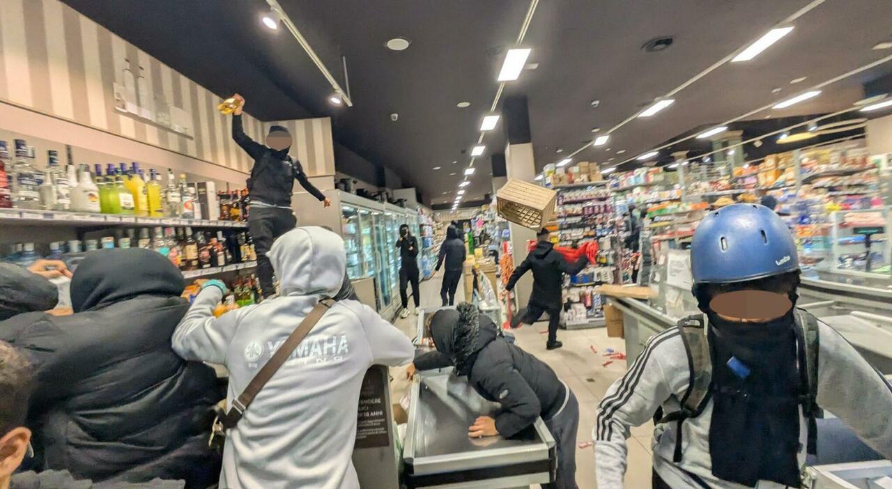 milano guerriglia al duomo bombe carta contro i poliziotti in zona duomo saccheggiato un carrefour da Ilmattino.it milano guerriglia al duomo bombe carta contro i poliziotti in zona duomo saccheggiato un carrefour