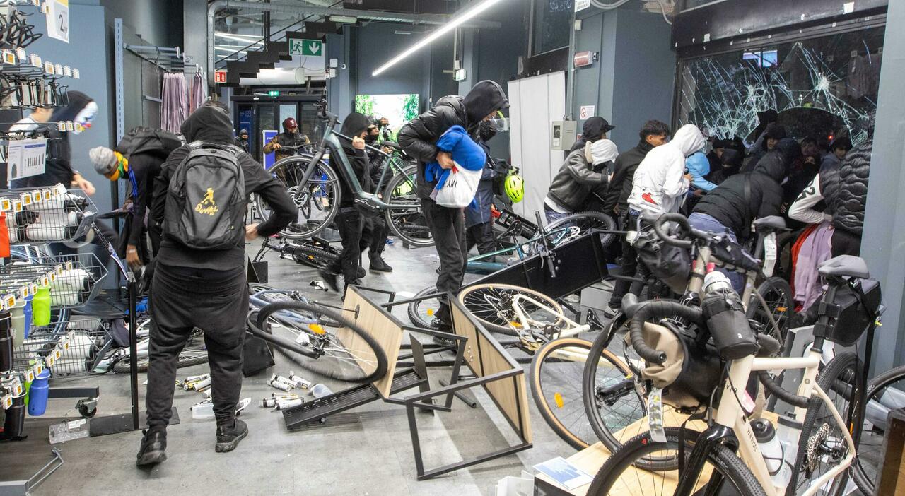 diretta scontri milano guerriglia in centro saccheggiati negozi supermarket e un decathlon da Ilmessaggero.it diretta scontri milano guerriglia in centro saccheggiati negozi supermarket e un decathlon