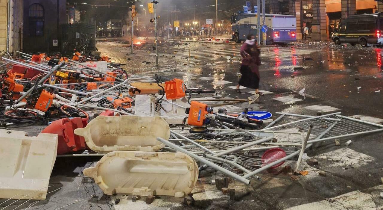 guerriglia a bologna 9 agenti del reparto di senigallia feriti ci hanno lanciato mattoni e bici da Corriereadriatico.it guerriglia a bologna 9 agenti del reparto di senigallia feriti ci hanno lanciato mattoni e bici