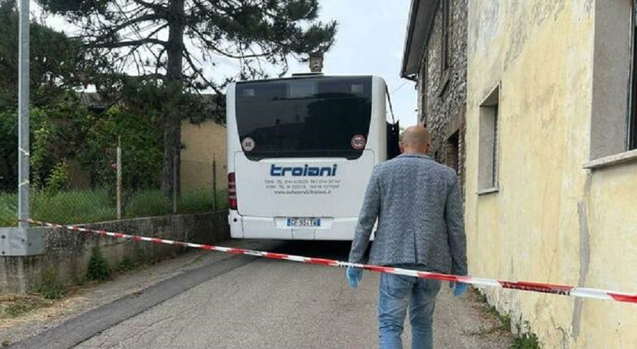 https://statics.cedscdn.it/photos/MED_HIGH/2026/10/19/9834567_19092225_martellate_bus.jpg