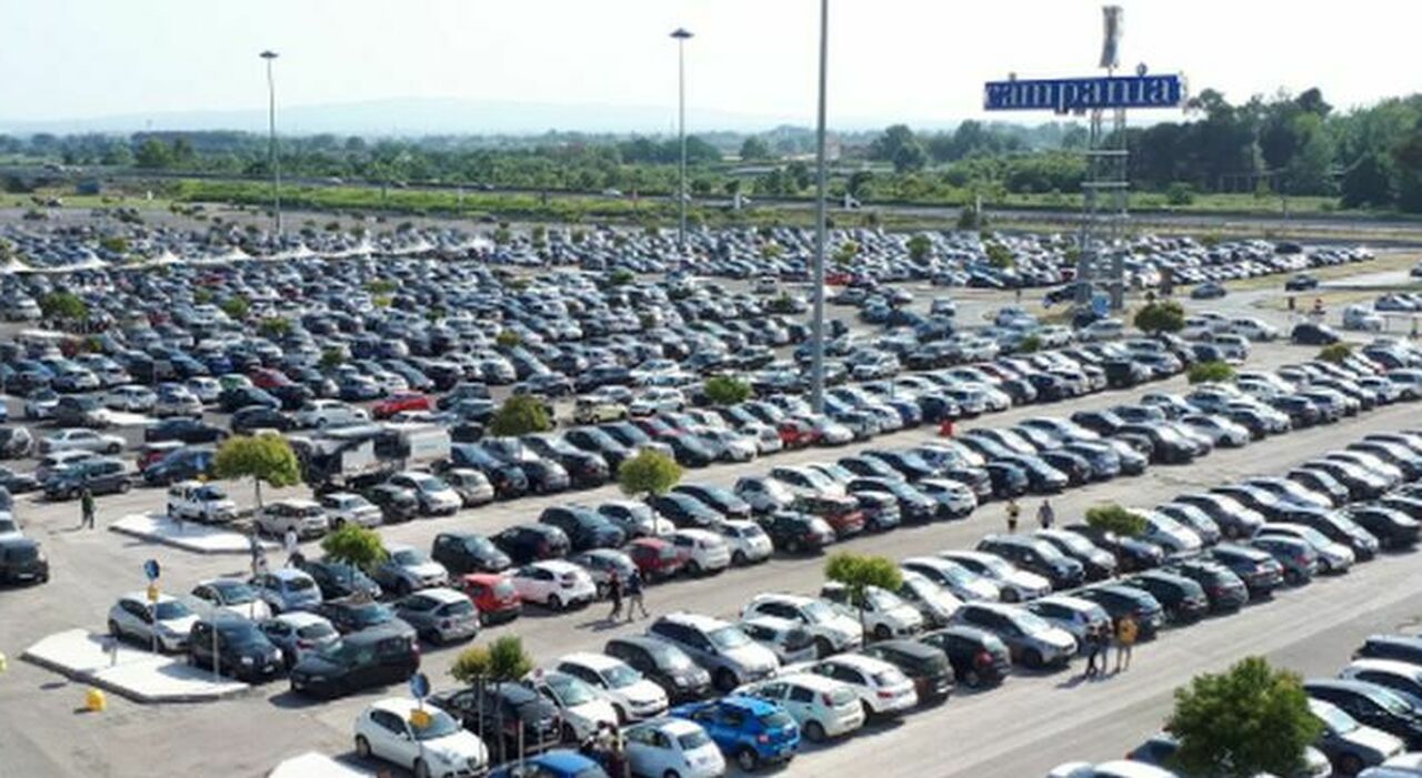 13enne accoltellato al parcheggio del centro commerciale campania colpi al torace e al petto fermati due uomini da Ilmattino.it 13enne accoltellato al parcheggio del centro commerciale campania colpi al torace e al petto fermati due uomini