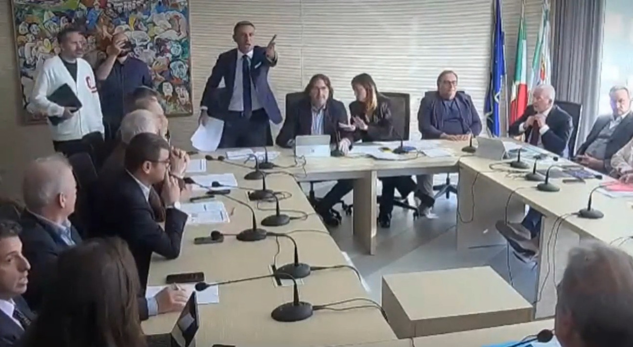 regione scontro tra pagliaro e l assessore pentassuglia non dire puttate video da Quotidianodipuglia.it regione scontro tra pagliaro e l assessore pentassuglia non dire puttate video
