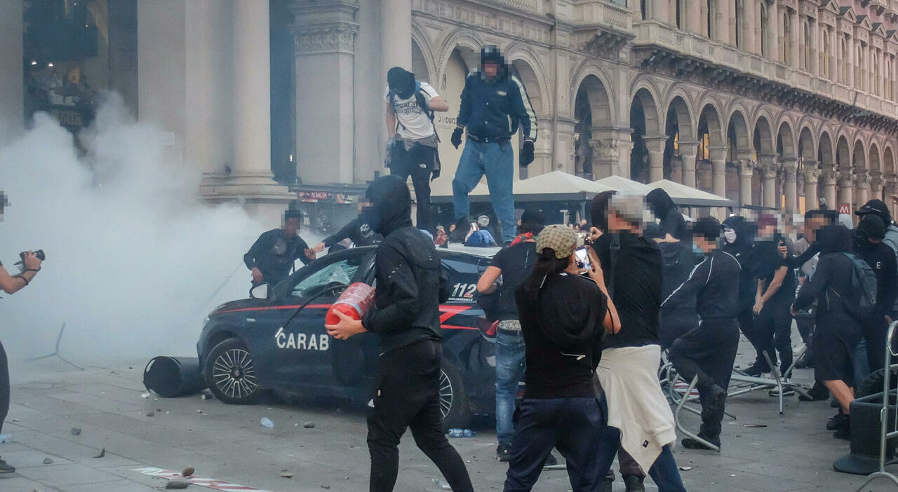 https://statics.cedscdn.it/photos/MED_HIGH/2026/10/20/9837285_20161039_neofascisti_picchiano_stranieri_allarme_chat_milano_oggi.jpg