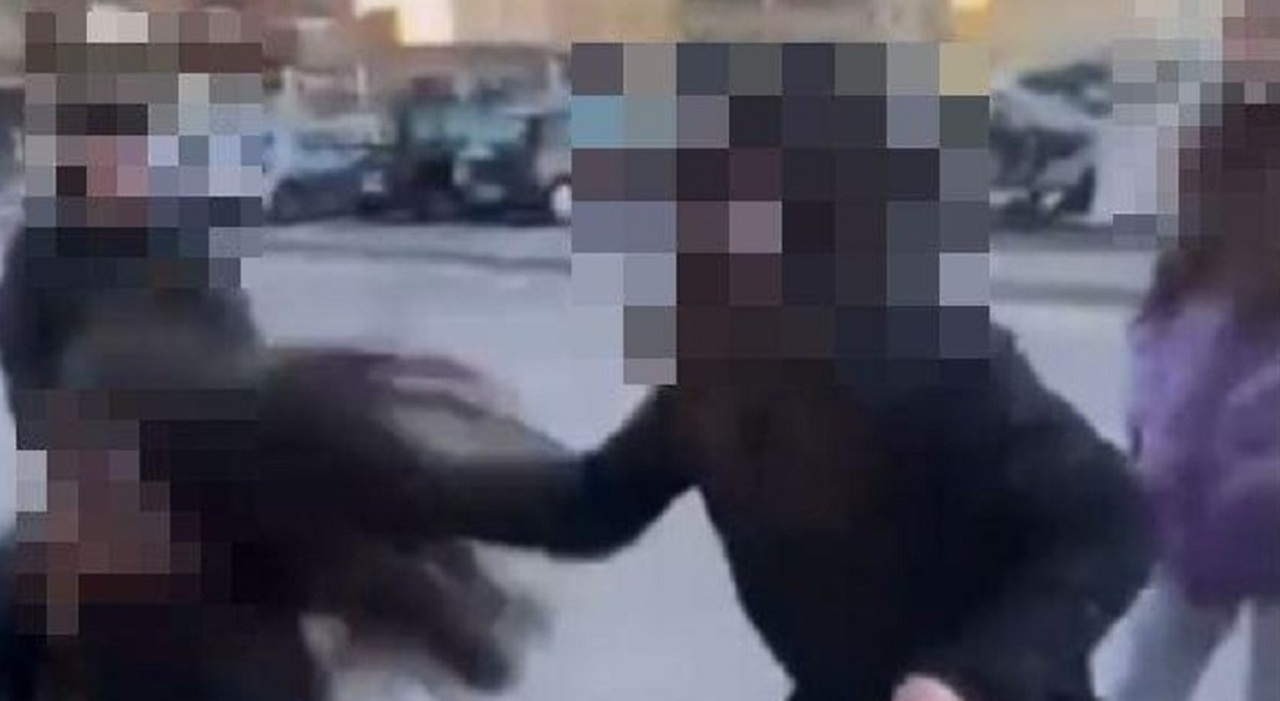 tredicenne picchiata individuate le tre bulle il ragazzo che ha estratto le forbici e i compagni che filmavano la mamma la minacciano ancora da Ilgazzettino.it tredicenne picchiata individuate le tre bulle il ragazzo che ha estratto le forbici e i compagni che filmavano la mamma la minacciano ancora