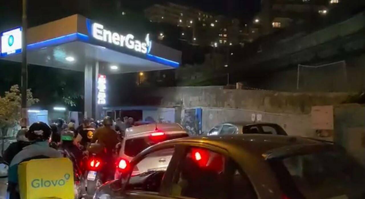 napoli code alle pompe di benzina per la protesta degli autotrasportatori da Ilmattino.it napoli code alle pompe di benzina per la protesta degli autotrasportatori