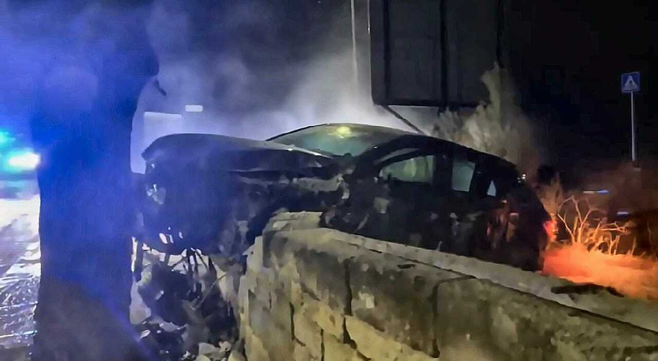 non si ferma all alt dei carabinieri e si schianta contro un muro sei feriti alla guida un minorenne da Quotidianodipuglia.it non si ferma all alt dei carabinieri e si schianta contro un muro sei feriti alla guida un minorenne