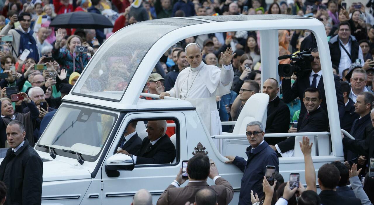 leone xiv torna tra la folla dopo l operazione al polmone in papamobile a piazza san pietro tra sorrisi bambini e applausi da Ilmessaggero.it leone xiv torna tra la folla dopo l operazione al polmone in papamobile a piazza san pietro tra sorrisi bambini e applausi