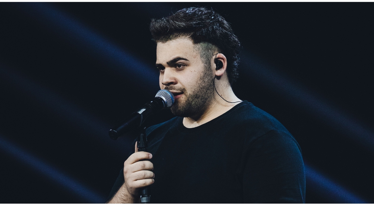 https://statics.cedscdn.it/photos/MED_HIGH/2026/10/21/9839104_21103415_giacomo_calo_x_factor_gabbani.jpg
