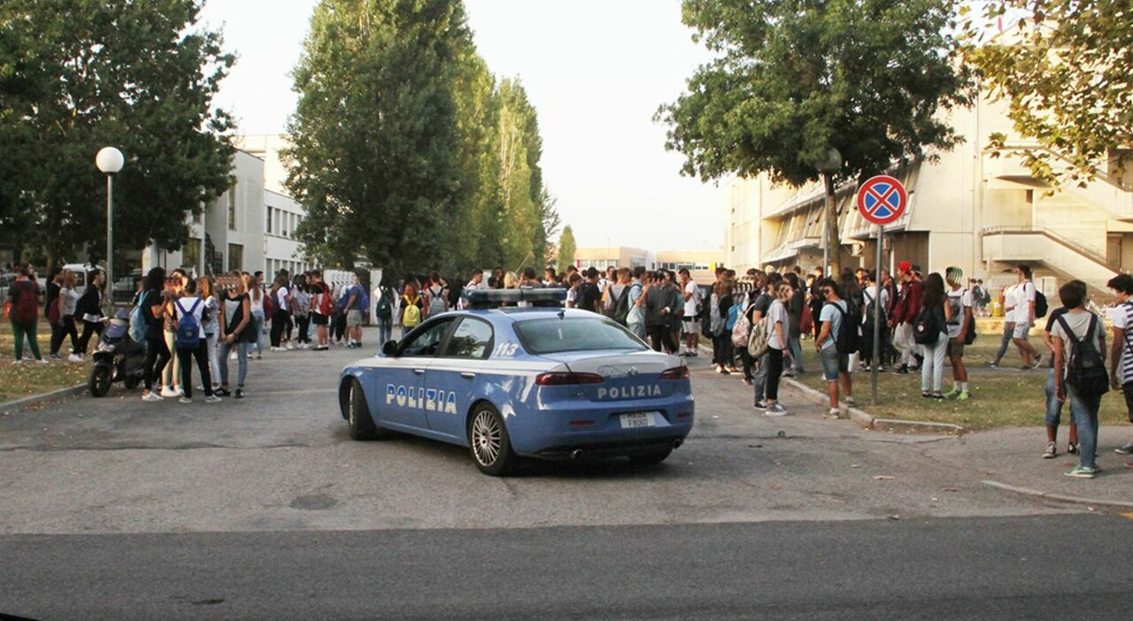 senigallia allarme nelle chat degli studenti e vocali choc aggressioni e incendi nelle scuole forze dell ordine al campus da Corriereadriatico.it senigallia allarme nelle chat degli studenti e vocali choc aggressioni e incendi nelle scuole forze dell ordine al campus