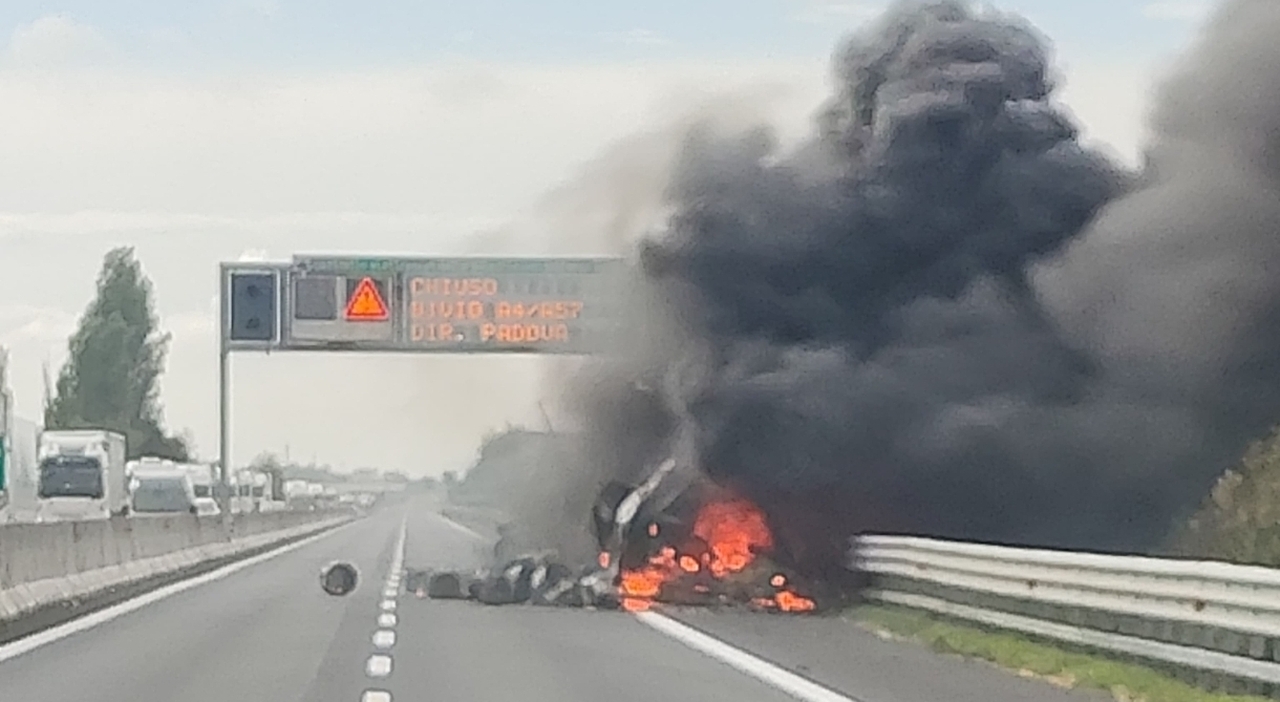 tir distrutto dalle fiamme in a4 il conducente vede il fumo e si precipita gi249 chiuso il tratto tra cessalto e san don224 da Ilgazzettino.it tir distrutto dalle fiamme in a4 il conducente vede il fumo e si precipita gi249 chiuso il tratto tra cessalto e san don224