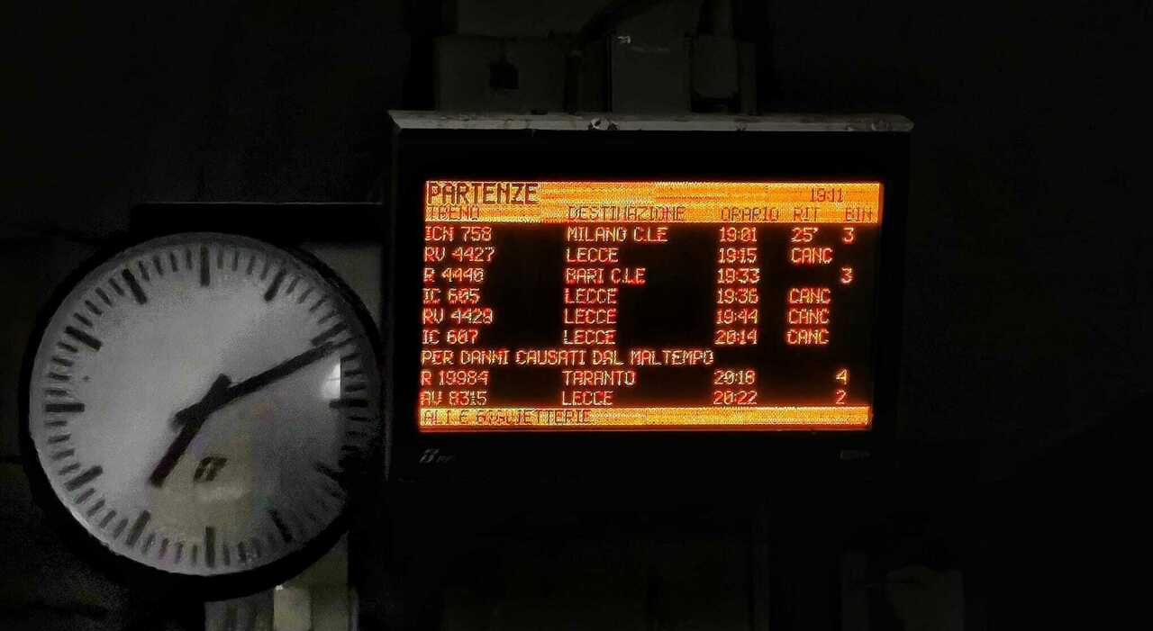 maltempo puglia treni bloccati sulla linea bari lecce dirottati i voli da Quotidianodipuglia.it maltempo puglia treni bloccati sulla linea bari lecce dirottati i voli