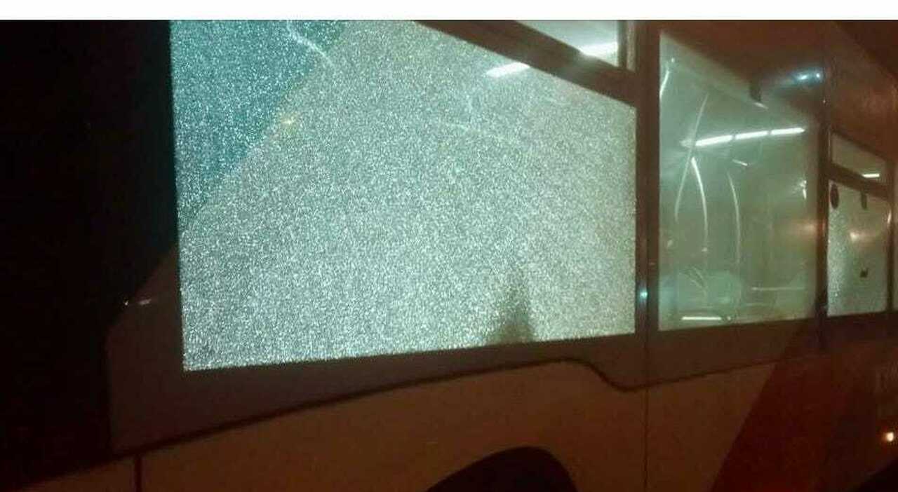bus preso a sassate torna la paura per gli atti vandalici