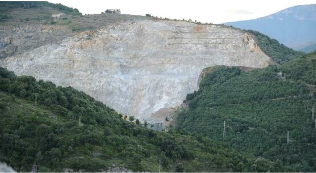 https://statics.cedscdn.it/photos/MED_HIGH/2026/10/22/9842007_22181516_operaio_morto_travolto_muletto_salerno_oggi_2_.jpg