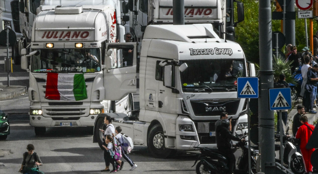 https://statics.cedscdn.it/photos/MED_HIGH/2026/10/23/9843609_23123505_protesta_tir_blocchi_benzina_supermercati_cosa_succede_ultime_notizie.jpg