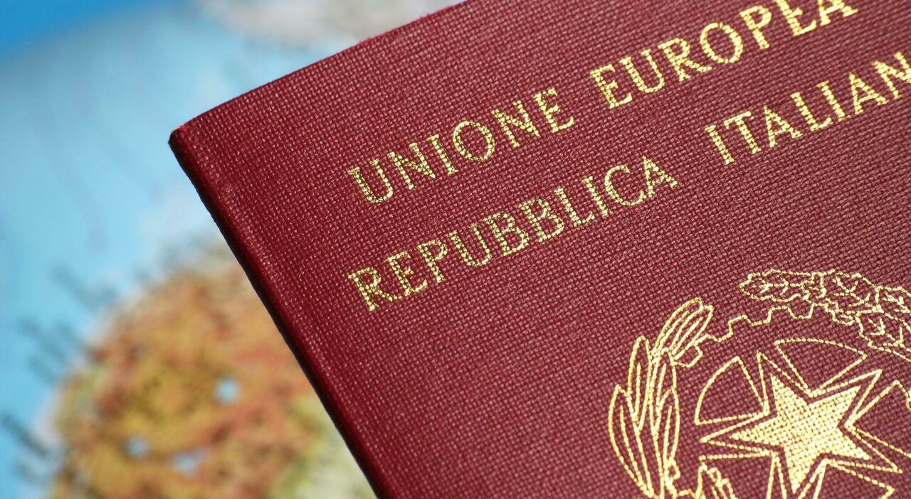 https://statics.cedscdn.it/photos/MED_HIGH/2026/10/23/9843699_23100925_an_italian_passport_1_.jpg
