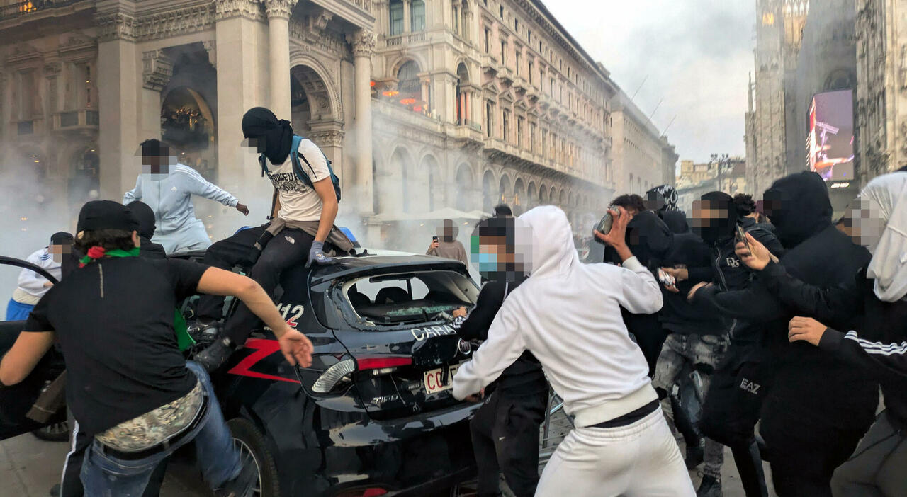 petardi da lanciare contro i poliziotti nelle chat spunta anche la lista dei negozi da saccheggiare durante i cortei di domani daspo a 8 minorenni da Ilgazzettino.it petardi da lanciare contro i poliziotti nelle chat spunta anche la lista dei negozi da saccheggiare durante i cortei di domani daspo a 8 minorenni