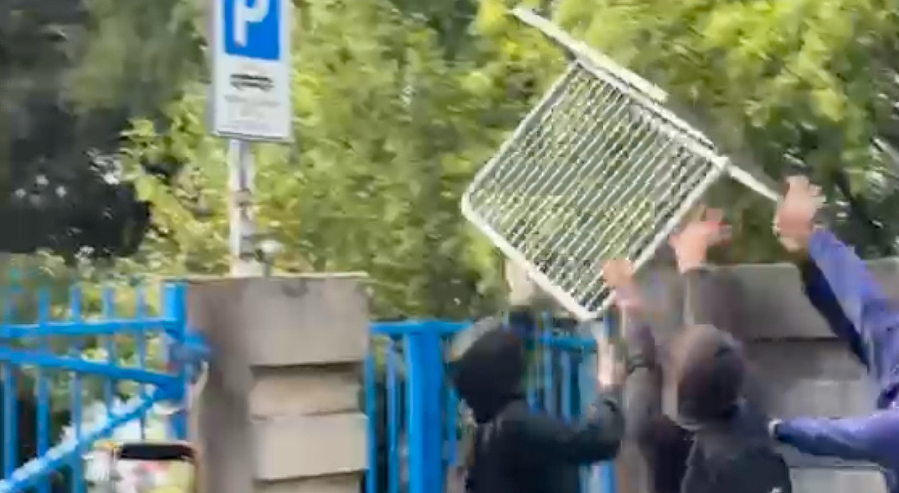 proteste centro bollente con quattro cortei e il movimento 17 ottobre cambia strategia il luogo d incontro si decide all ultimo