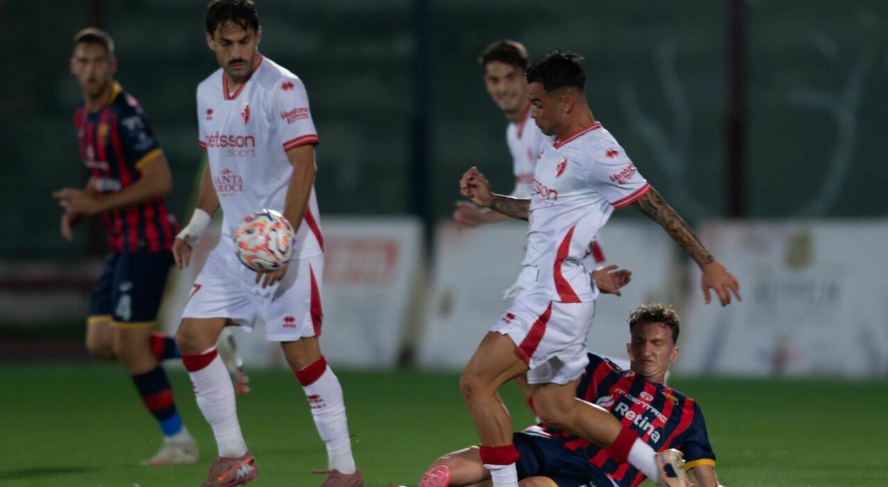 finalmente gomez il bari non convince ma pareggia a caserta e resta a 5 dal potenza