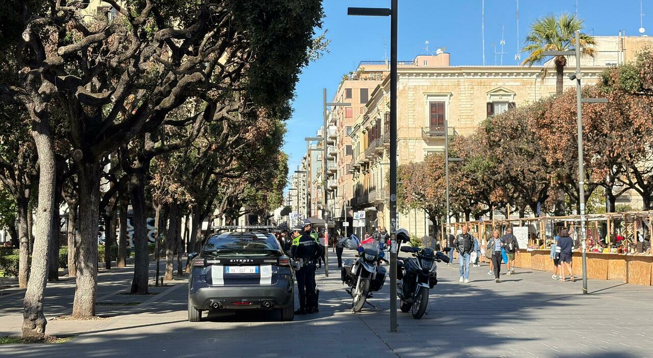 bari programmavano il saccheggio della citt224 sequestrati passamontagna e cellulari proseguono le perquisizioni da Quotidianodipuglia.it bari programmavano il saccheggio della citt224 sequestrati passamontagna e cellulari proseguono le perquisizioni