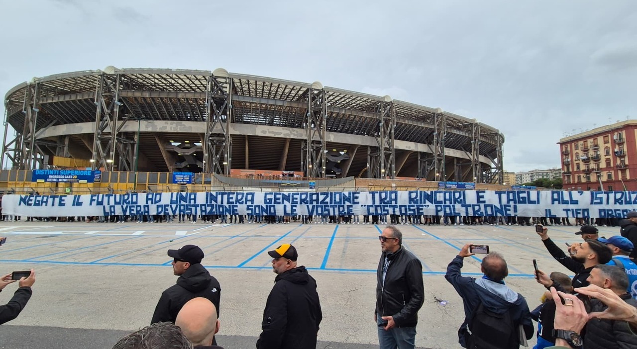 napoli striscione contro il carovita al maradona negate il futuro ad un intera generazione tra rincari e tagli all istruzione da Ilmattino.it napoli striscione contro il carovita al maradona negate il futuro ad un intera generazione tra rincari e tagli all istruzione