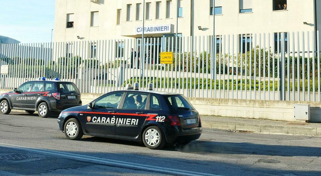 macerata sale sul terrazzo del quarto piano e minaccia di buttarsi di sotto salvato dai carabinieri e portato in ospedale da Corriereadriatico.it macerata sale sul terrazzo del quarto piano e minaccia di buttarsi di sotto salvato dai carabinieri e portato in ospedale