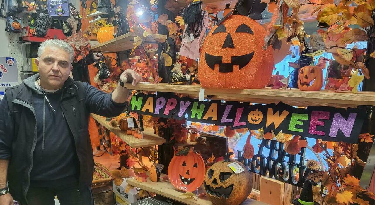 vetrina blasfema per halloween un paese contesta il negoziante la difesa in un video ma quale diavolo sono cattolico da Ilgazzettino.it vetrina blasfema per halloween un paese contesta il negoziante la difesa in un video ma quale diavolo sono cattolico