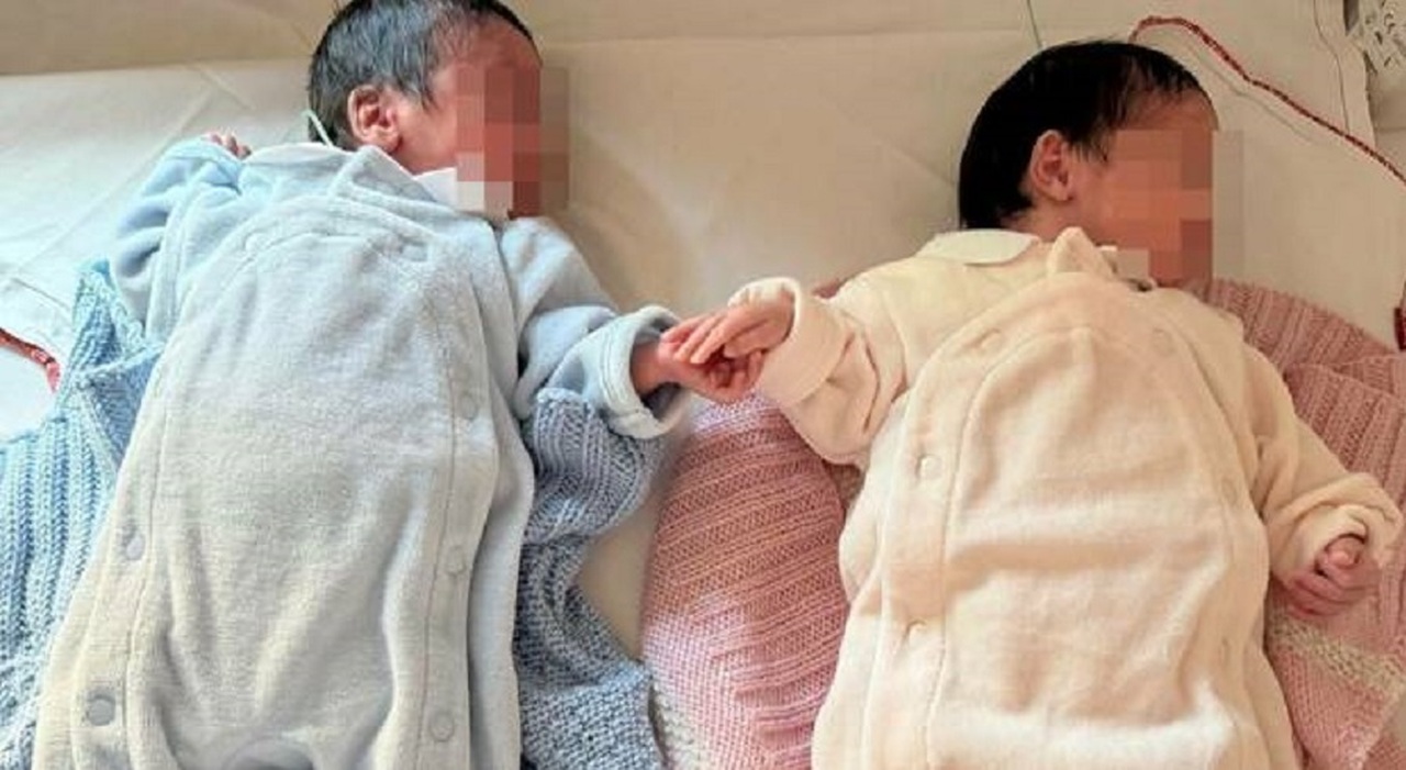 https://statics.cedscdn.it/photos/MED_HIGH/2026/10/25/9847705_25101408_9844802_24090732_gemellini_diversi_nati_mamma_doppio_utero.jpg