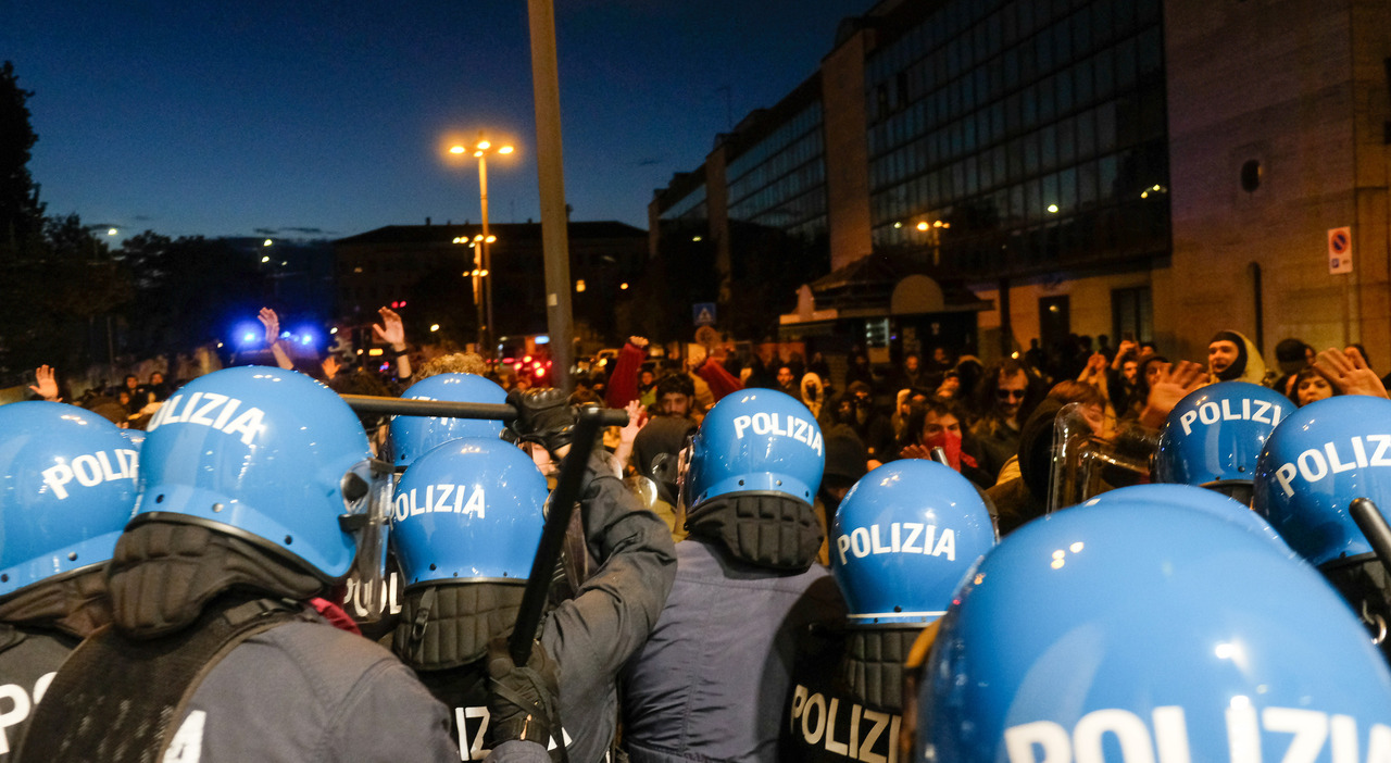 corteo e scontri in stazione i quattro anarchici arrestati non fanno parte dell ala padovana da Ilgazzettino.it corteo e scontri in stazione i quattro anarchici arrestati non fanno parte dell ala padovana