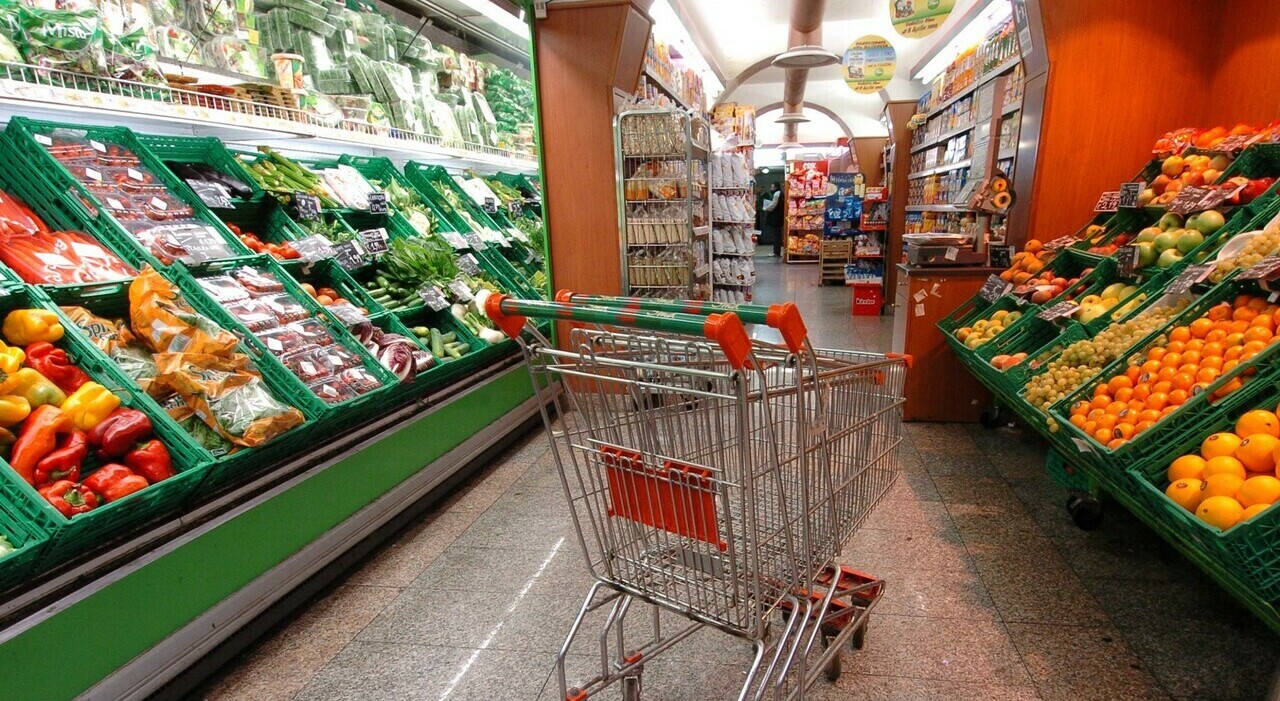 https://statics.cedscdn.it/photos/MED_HIGH/2026/10/26/9850244_26204305_cartello_ammazzo_tutti_furti_negozio.jpg
