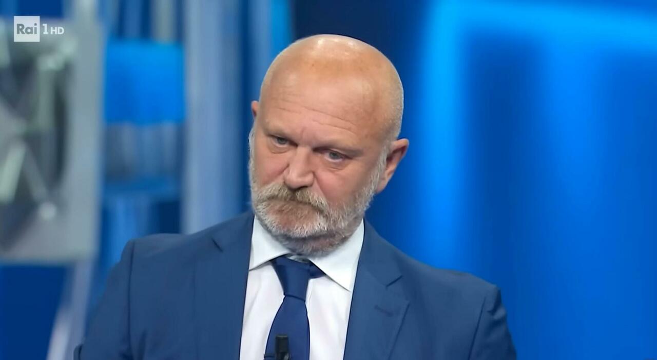 L'artista milanese accusa la critica e ricorda gli esordi a Zelig in vista dello show al Forum