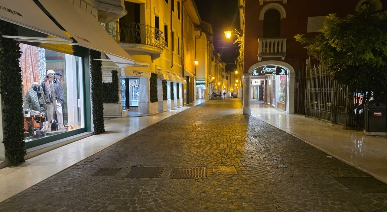 serrande abbassate e locali vuoti durante la settimana i negozianti per la prima volta un giorno con zero incassi da Ilgazzettino.it serrande abbassate e locali vuoti durante la settimana i negozianti per la prima volta un giorno con zero incassi