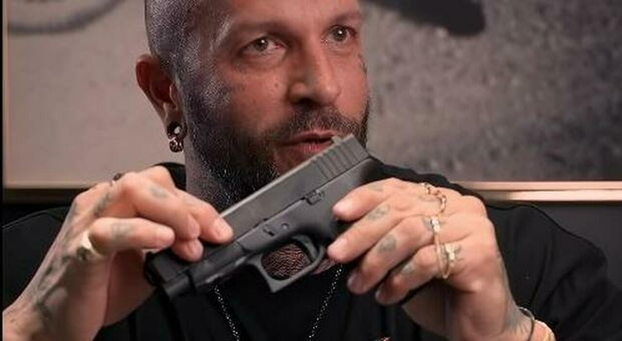 andrea romanello rapine sono pronto a sparare il video del gioielliere con pistole e fucili fa scattare il blitz dei carabinieri armi sequestrate da Ilgazzettino.it andrea romanello rapine sono pronto a sparare il video del gioielliere con pistole e fucili fa scattare il blitz dei carabinieri armi sequestrate