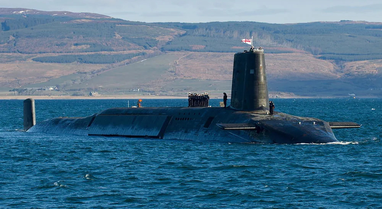 Londra schiera tre sottomarini nucleari (uno armato con missili balistici) in mare, la sfida alla Russia nella Manica
