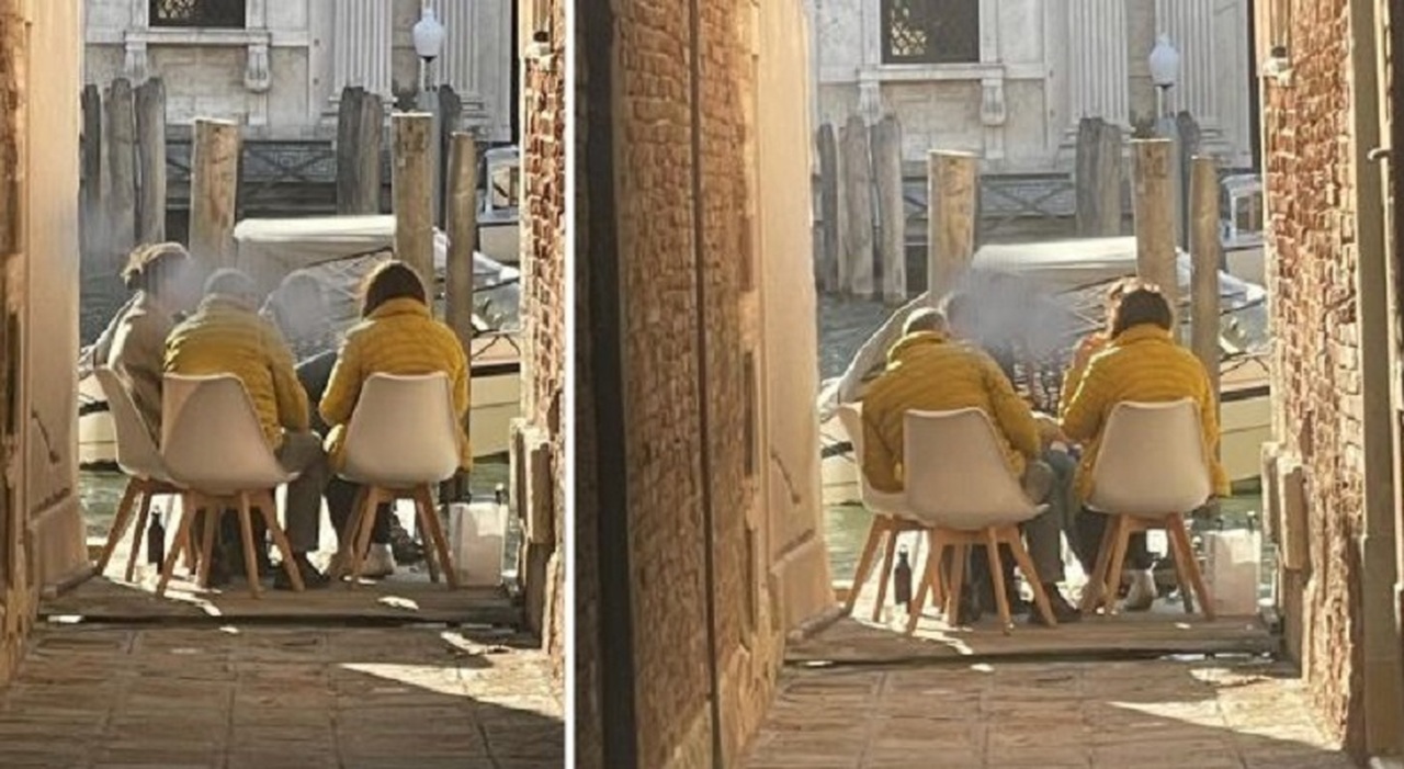 Venezia, famiglia di turisti fa colazione sul...
