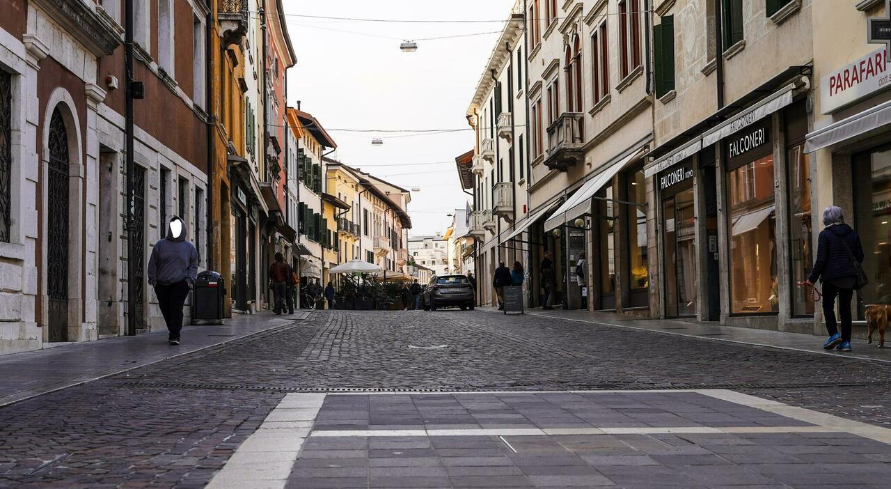 centro storico deserto durante la settimana ormai per prendere una pizza e una bibita partono 20 euro a persona