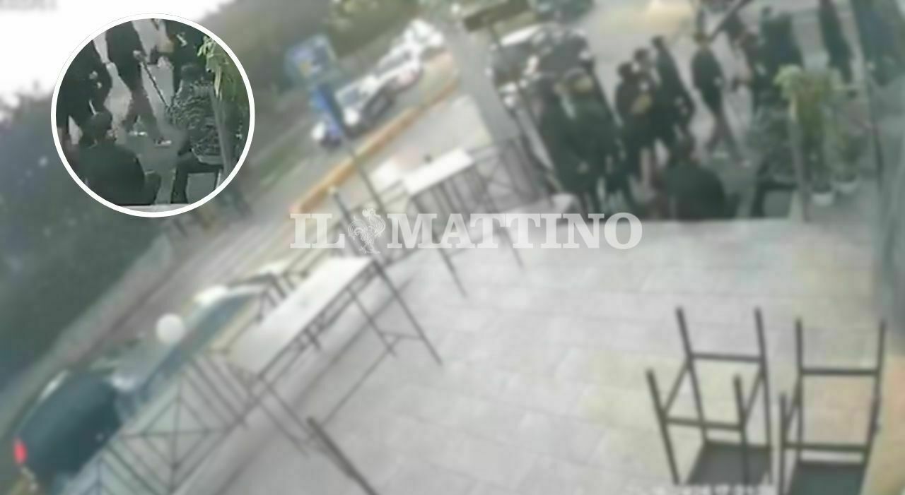 il momento dell aggressione a mario spedaliere l assalto degli hooligans incappucciati il video da Ilmattino.it il momento dell aggressione a mario spedaliere l assalto degli hooligans incappucciati il video