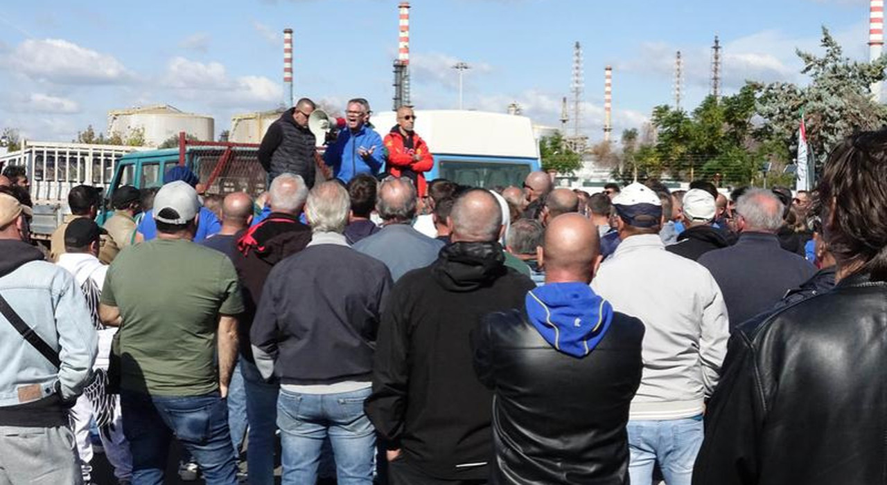 ex ilva ora che succede in cassa integrazione migliaia di lavoratori rischiano anche i dirigenti da Quotidianodipuglia.it ex ilva ora che succede in cassa integrazione migliaia di lavoratori rischiano anche i dirigenti