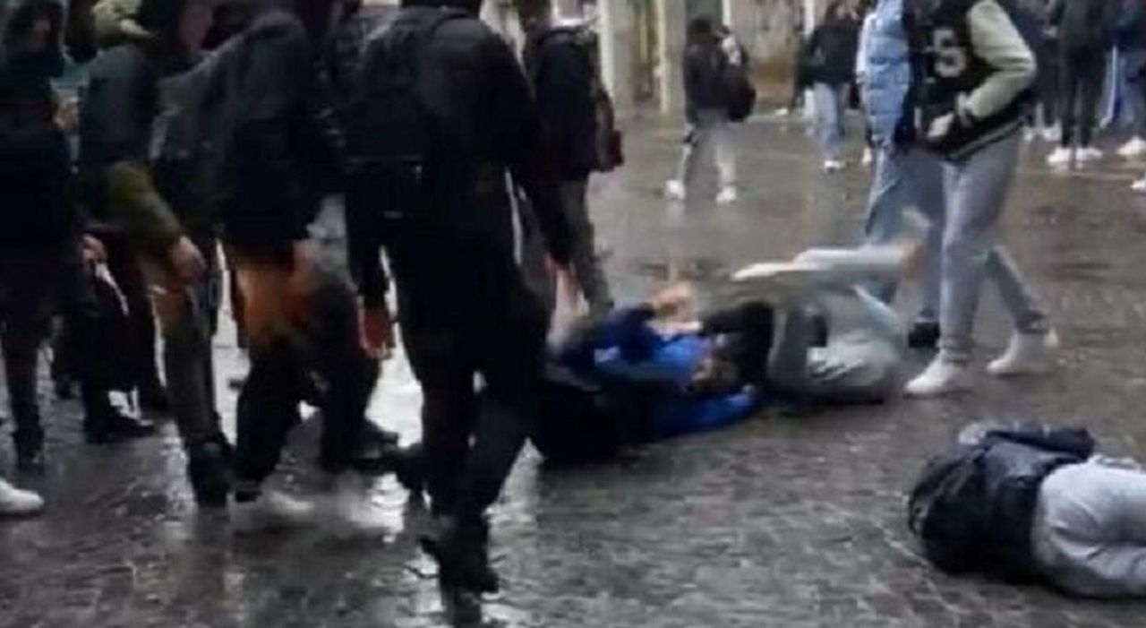 picchiato e rapinato in stazione dalla baby gang a 15 anni la mamma volevano due euro poi hanno cercato di soffocarlo ecco i lividi foto