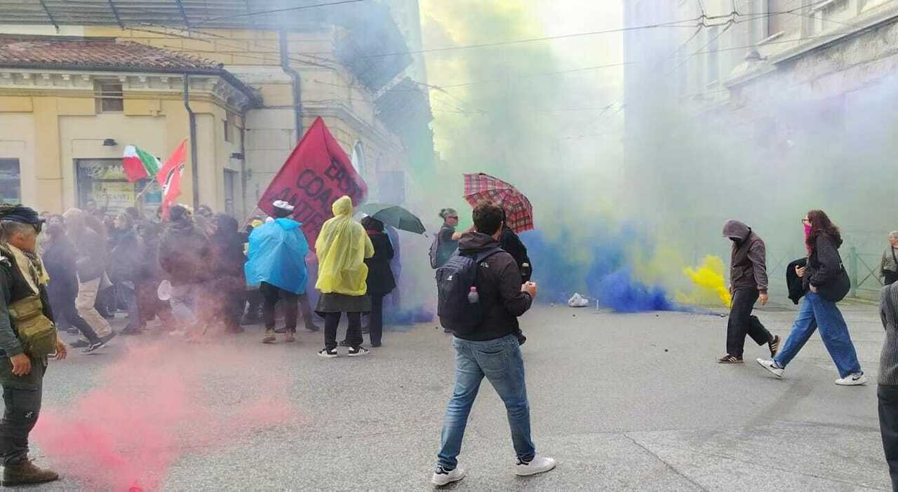 tensioni al corteo contro carovita e guerra carrelli legati per strada uova contro la banca d italia ad ancona video da Corriereadriatico.it tensioni al corteo contro carovita e guerra carrelli legati per strada uova contro la banca d italia ad ancona video