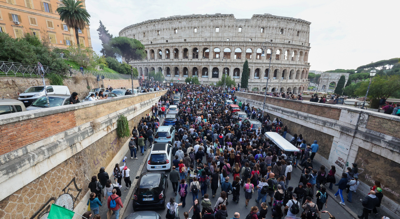 roma il corteo tra mamme anarchiche e ragazzi anti maranza reduci del 68 e pro pal e spunta lo slogan scusate il disagio da Ilmessaggero.it roma il corteo tra mamme anarchiche e ragazzi anti maranza reduci del 68 e pro pal e spunta lo slogan scusate il disagio