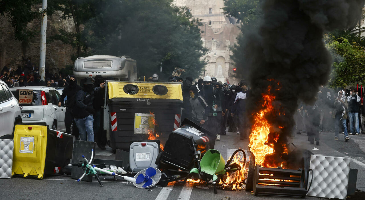 roma sassi e molotov contro i poliziotti citt224 nel caos dal celio a testaccio da Ilmessaggero.it roma sassi e molotov contro i poliziotti citt224 nel caos dal celio a testaccio