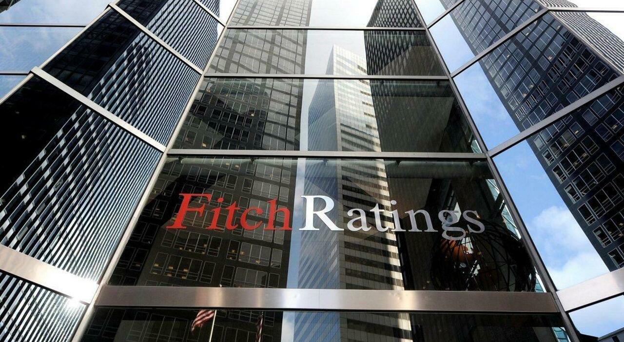 Fitch Lowers France Credit Rating Outlook to Negative
