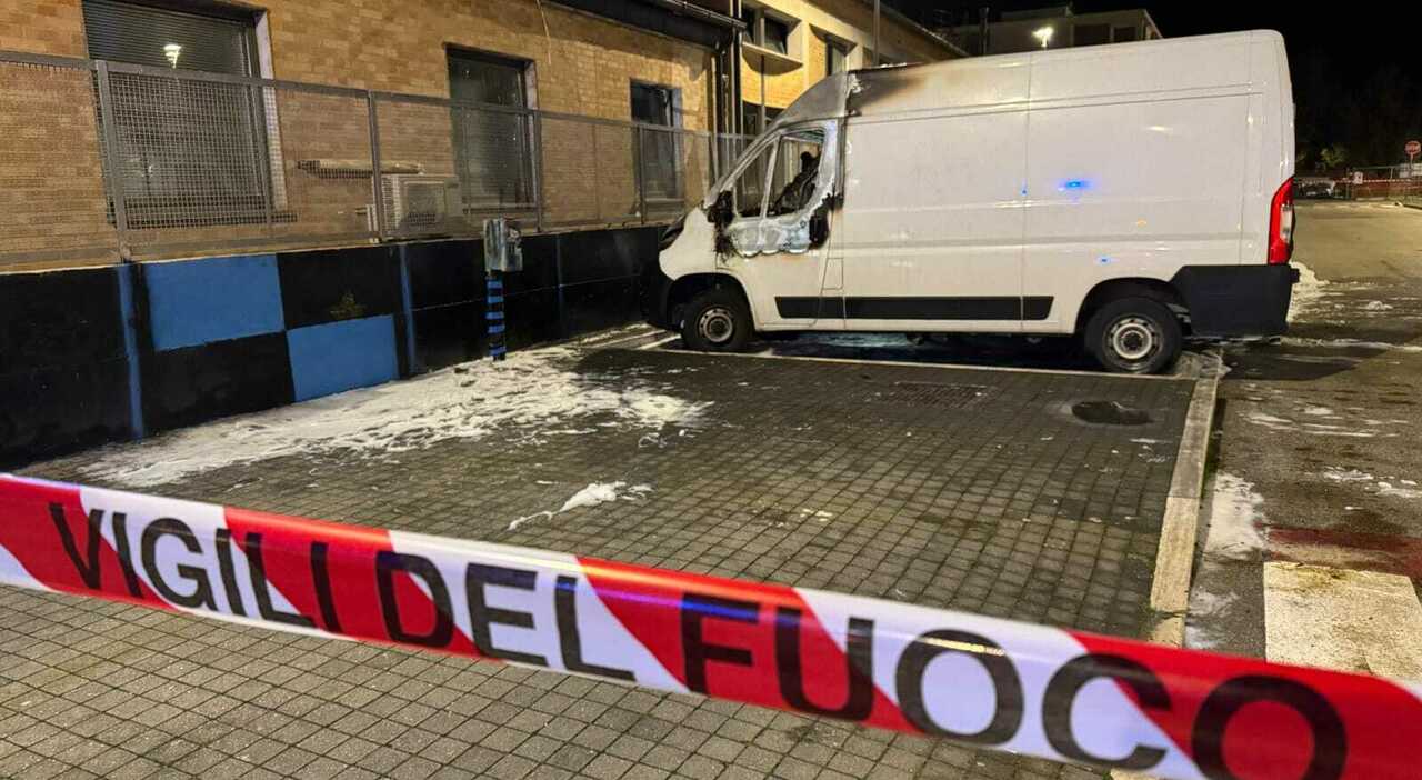 Civitanova, furgoni in fiamme nella notte: erano dell