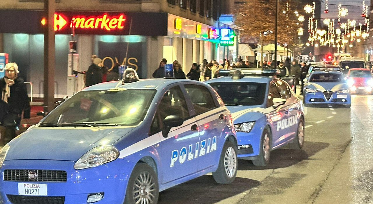 Omicidio a Bergamo, addetto alla vigilanza ucciso a coltellate in pieno centro dopo una lite. Caccia al killer di Mamadi Tunkara