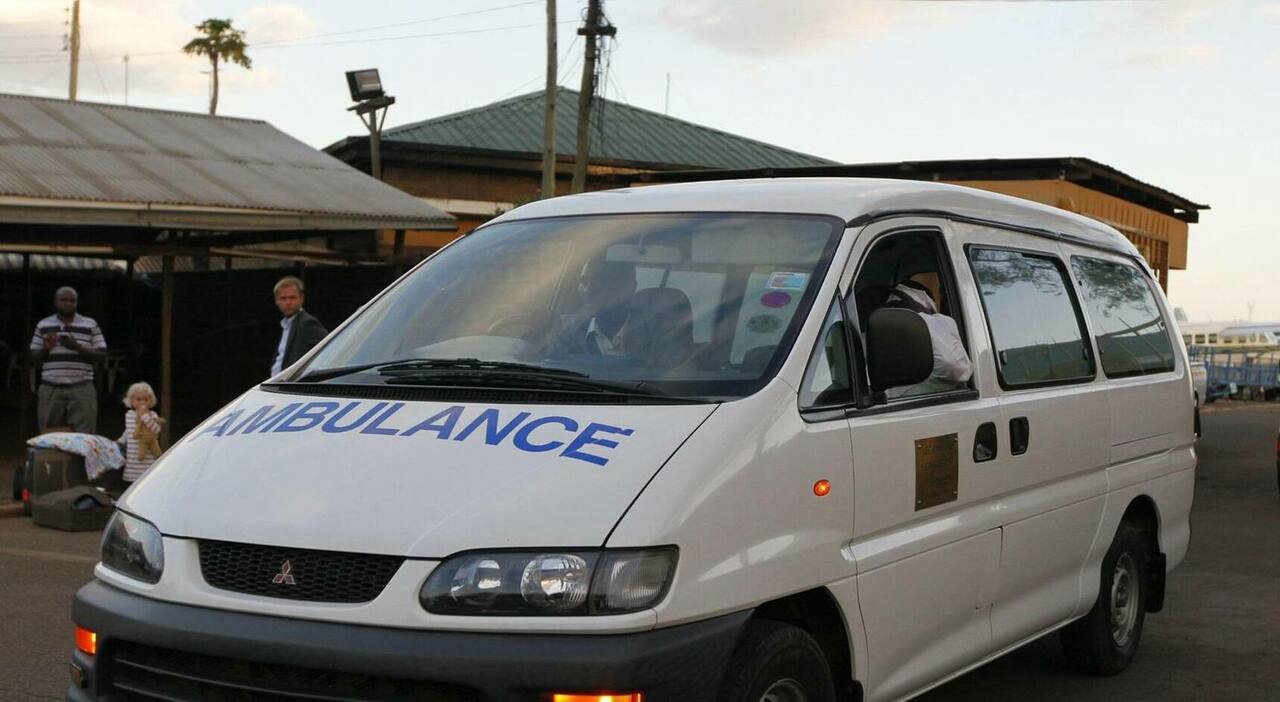 Incidente in Kenya, morti due turisti italiani: schianto su piccolo bus. Le vittime sono un uomo e una donna