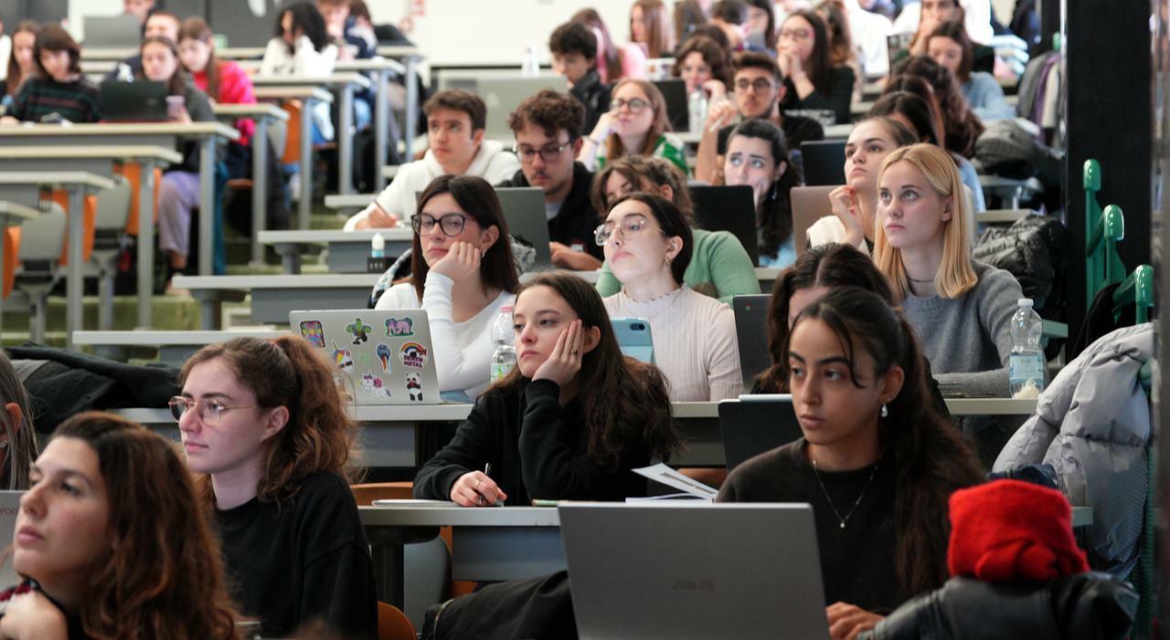 Università, laurearsi è sempre più costoso: quasi 4mila euro a Milano, 1.300 a Roma. Uno su 10 sceglie l