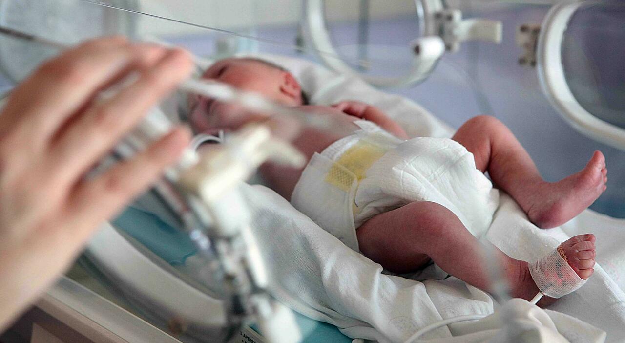 Neonato seviziato dal papà, ora respira da solo: il piccolo di 5 mesi è stato spostato nella Terapia semi intensiva