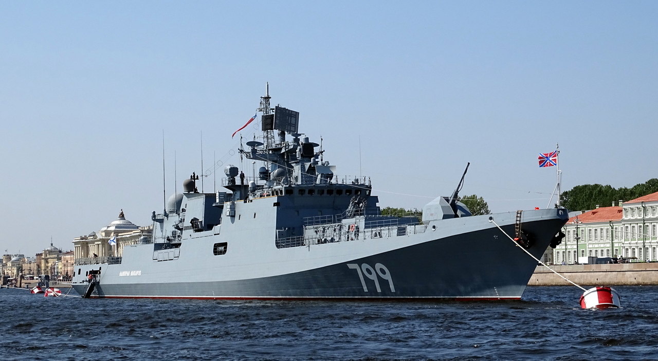 Admiral Makarov, Russian frigate hit by Ukrainian missile in flames: it is Putin's second largest warship after the Moskva
