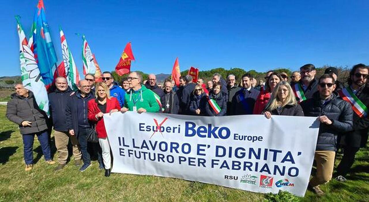 Beko, allo sciopero di Fabriano anche Acquaroli e Ricci: «Restare uniti per salvare il lavoro»